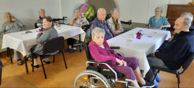 Bewohner sitzen zusammen am Tisch